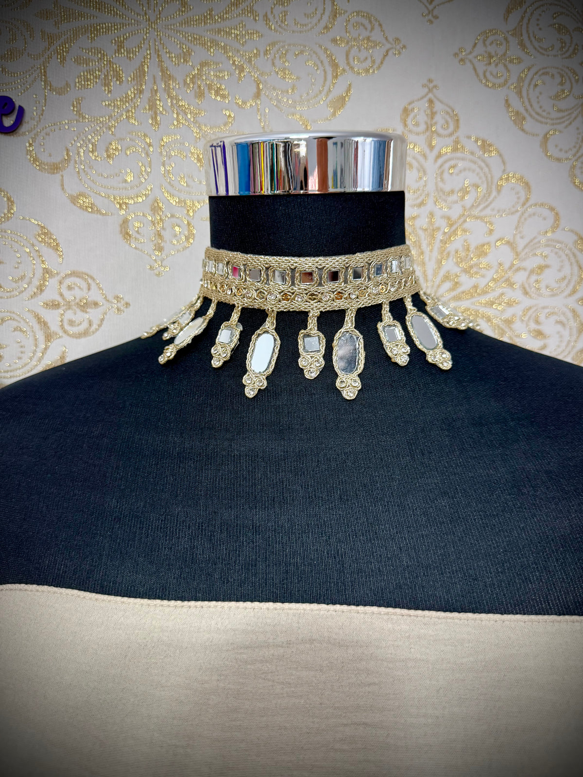 *Collar